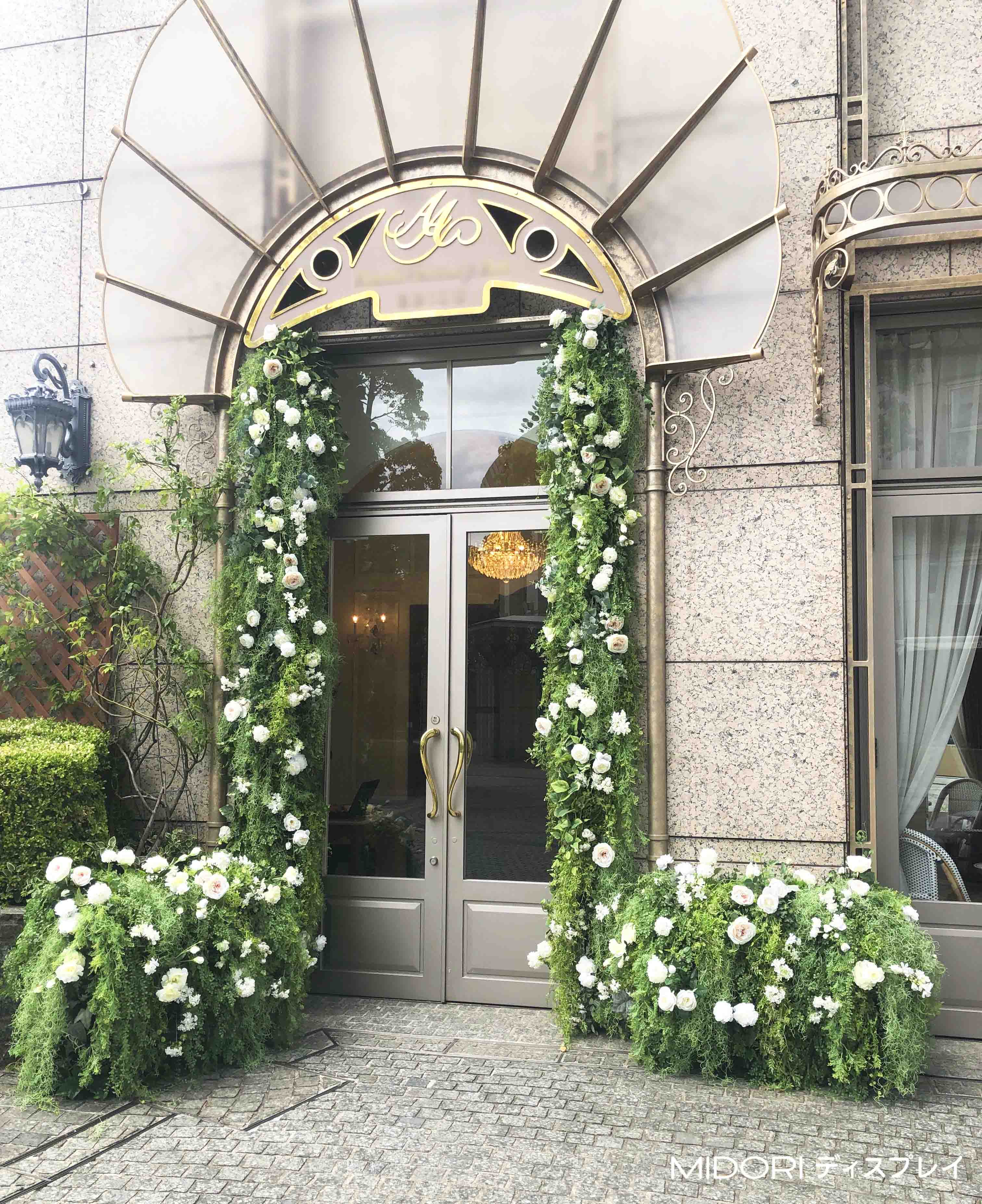 みどりと花に囲まれた結婚式場エントランス