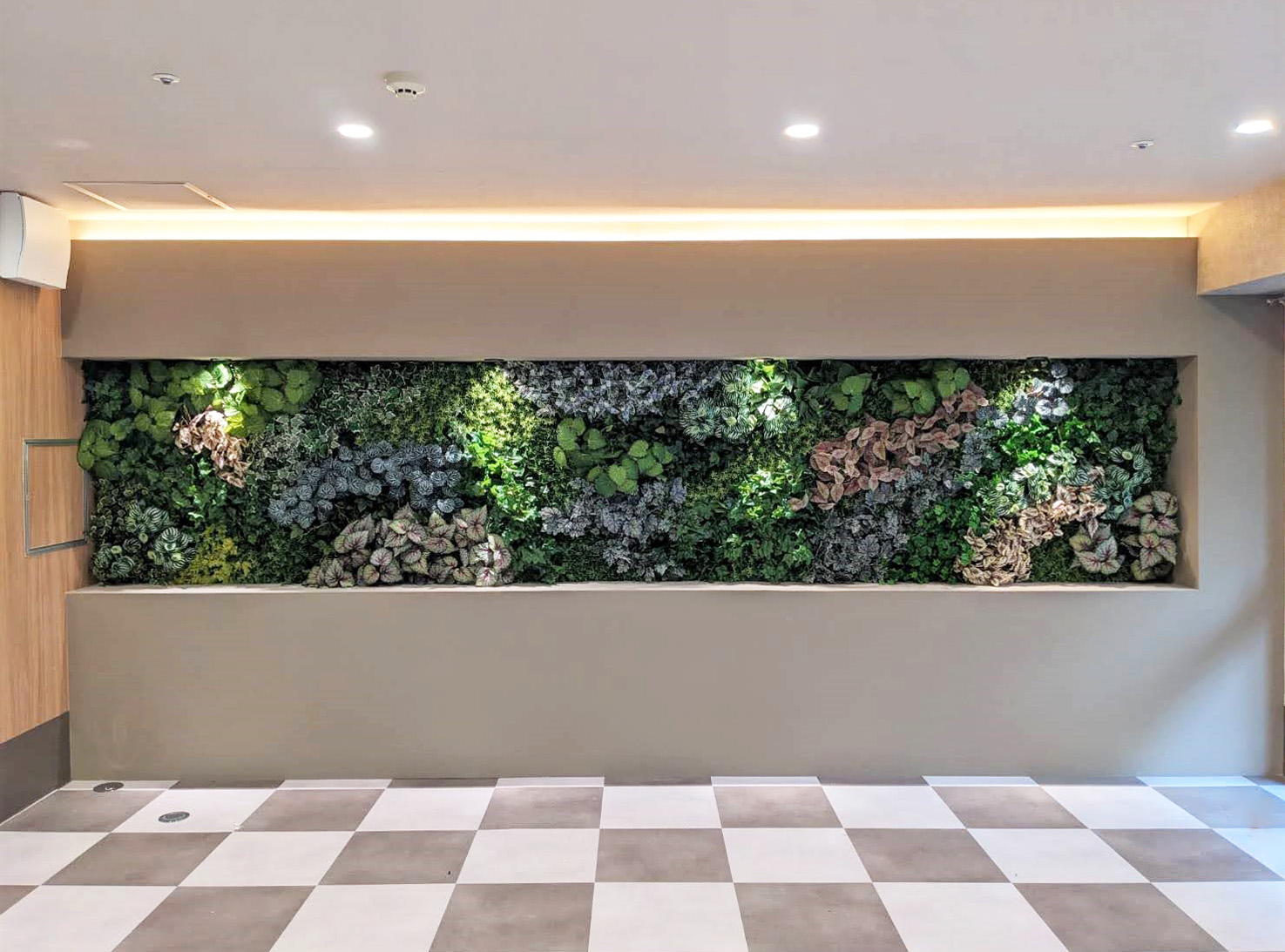 有料老人ホームのリハビリ室へのフェイクグリーン装飾